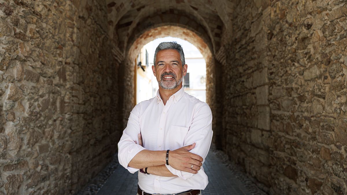 Javier Ruiz Arana, en el centro de Rota, este pasado jueves, tras una entrevista con lavozdelsur.es donde ha analizado la situación actual del PSOE en Cádiz y el escenario ante las autonómicas.
