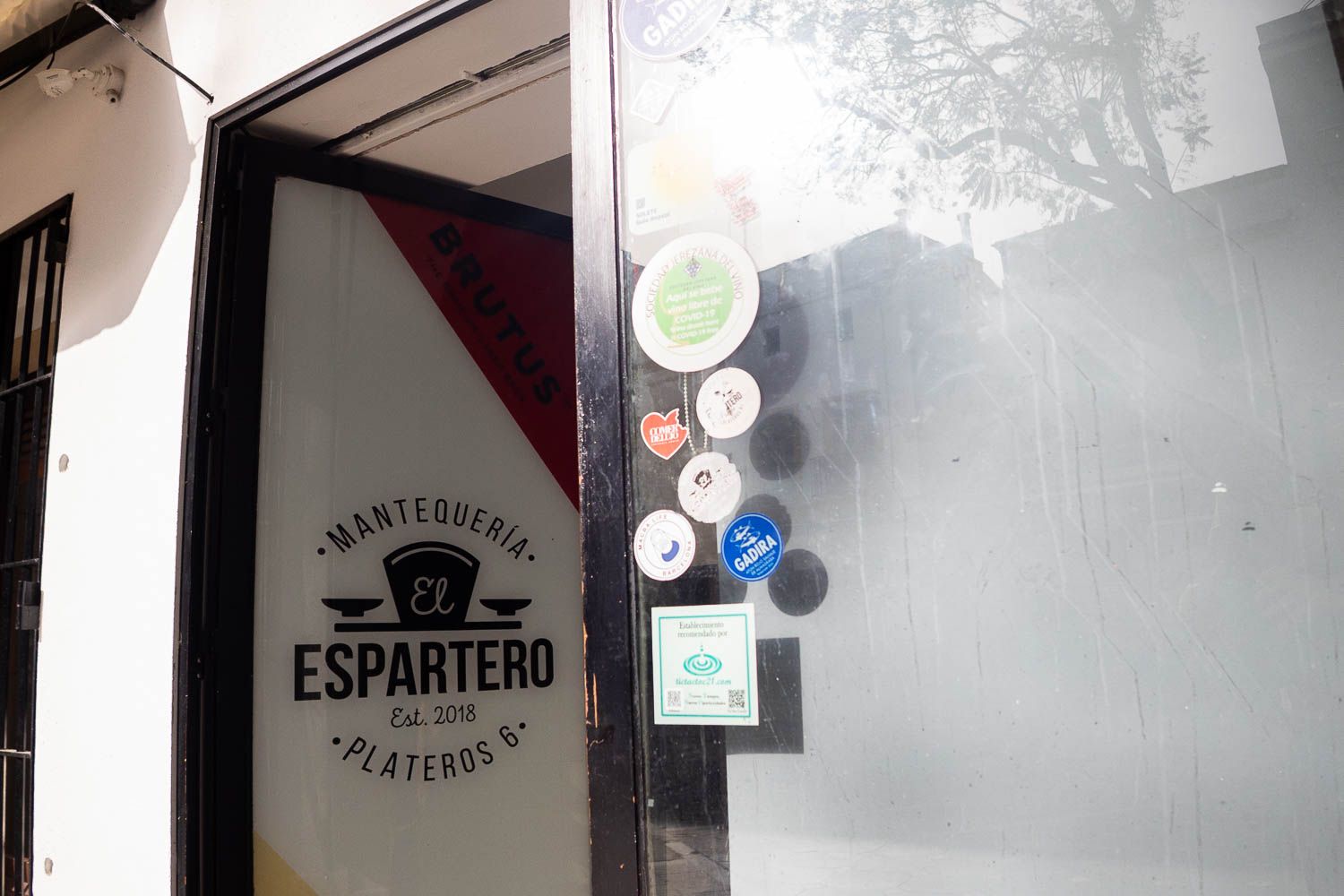 La entrada de siempre de la mantequería El Espartero, en la plaza Plateros.