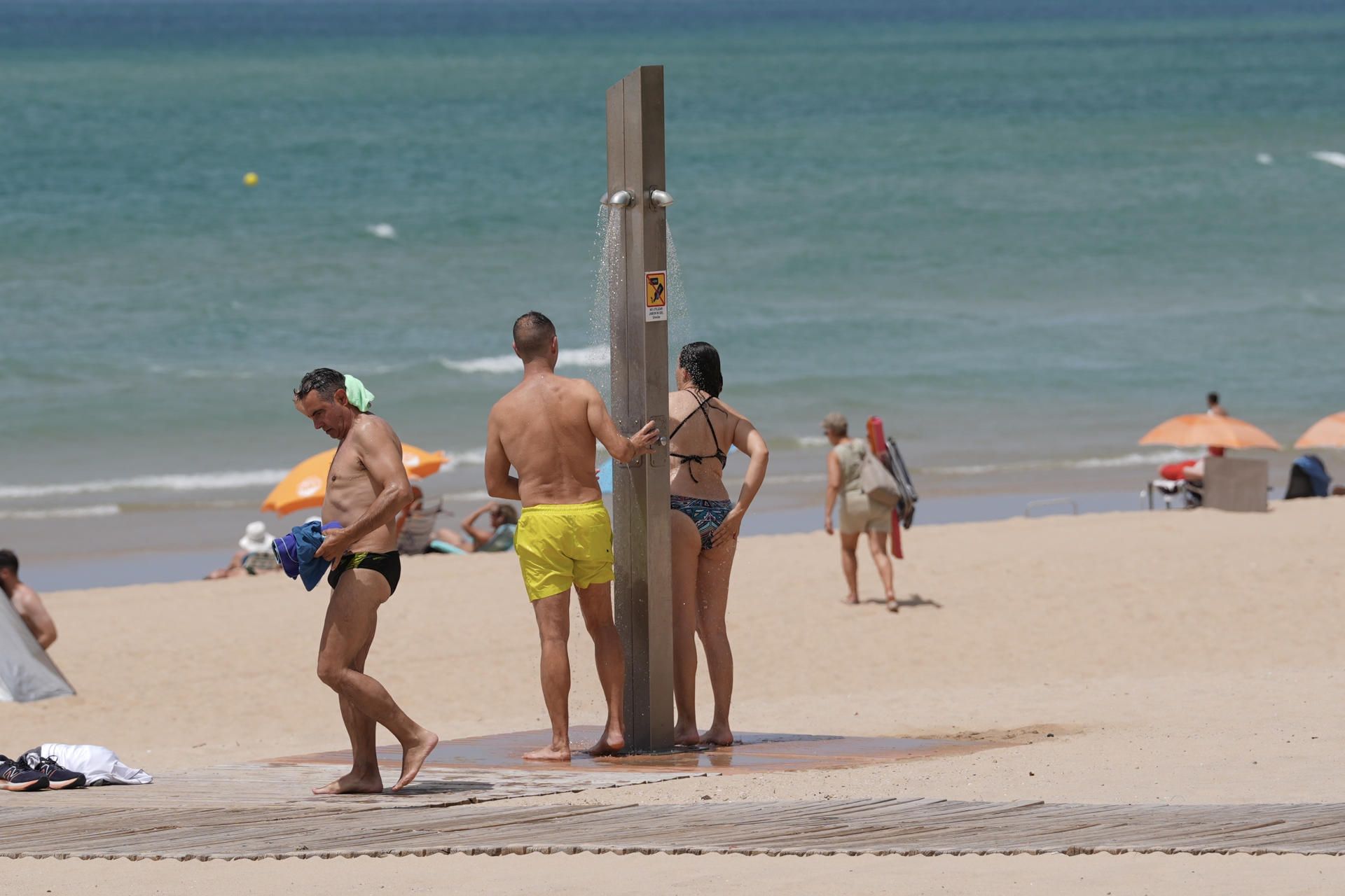 Bañistas se refrescan en una playa de Chiclana durante un día de calor extremo.