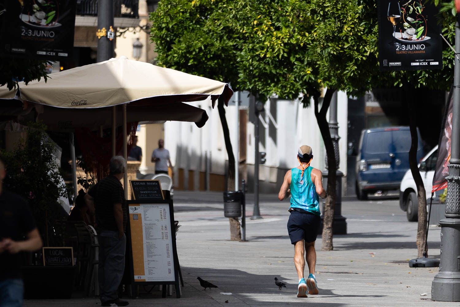 Una persona haciendo deporte en la ola de calor.