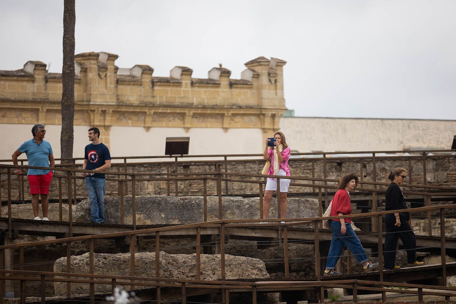 Turistas en el Alcázar de Jerez.