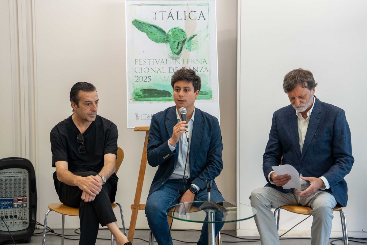 Andrés Marín, Casimiro Fernández y Pedro Chicharro, durante la presentación de la jornada inaugural del Festival de Itálica.