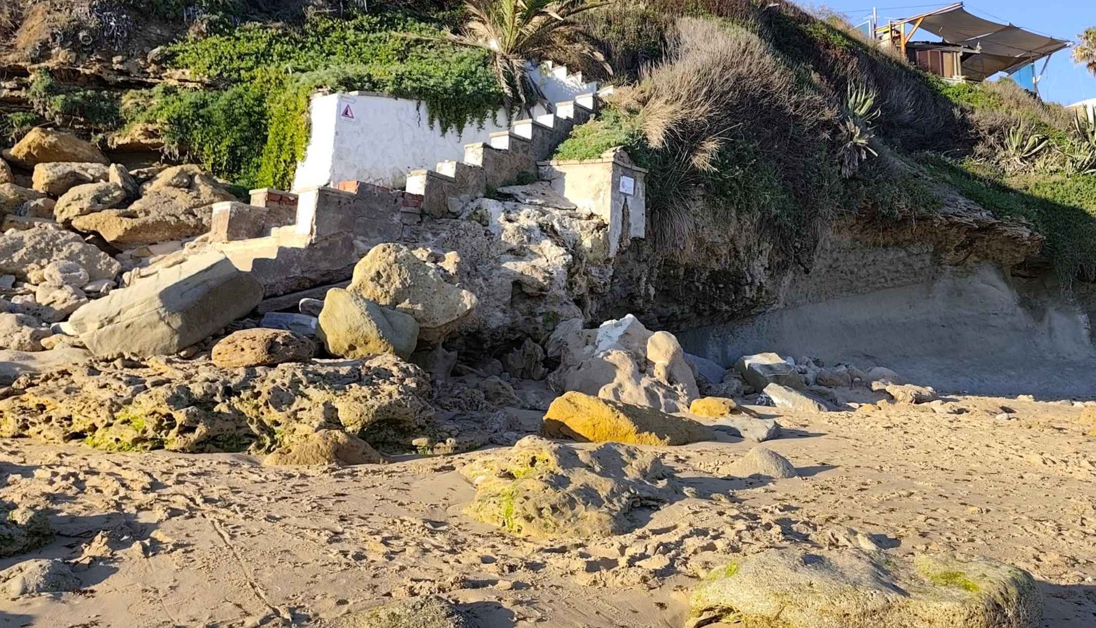 La playa de El Pirata, en Los Caños de Meca, repleta de rocas y sin apenas arena.