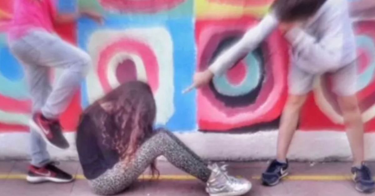 Kira, víctima mortal de violencia escolar, en el centro de la imagen en una campaña que realizó en su colegio contra el acoso.