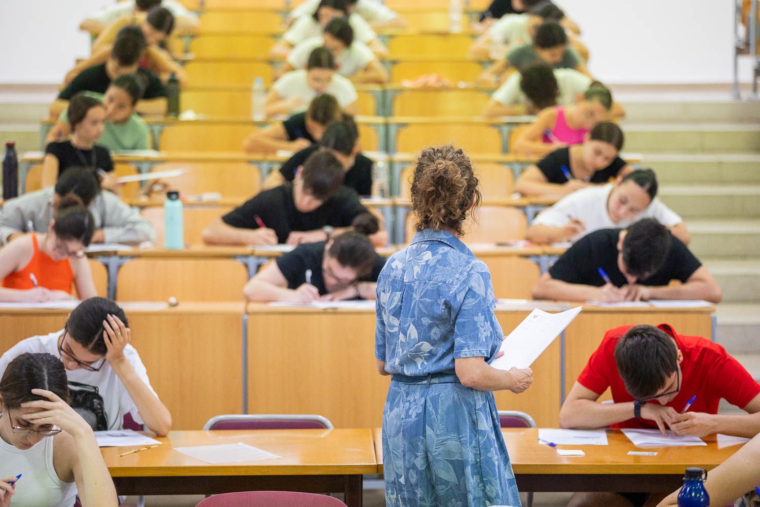 Una profesora supervisando un examen en la PAU 2025.