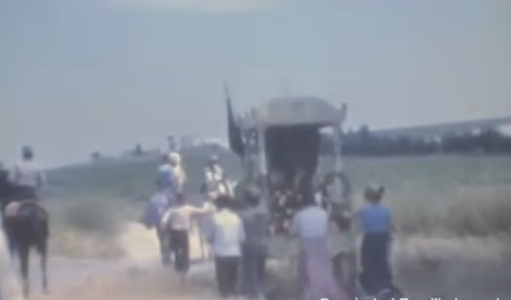 La sencilla carreta blanca que llevó por primera vez el simpecado de Jerez en una imagen extraída de una filmación de Quico Bernal. 