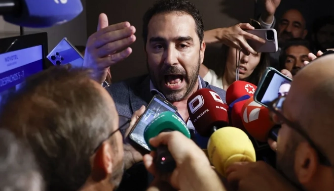 Víctor de Aldama irrumpe para cargar contra Leire Díez.