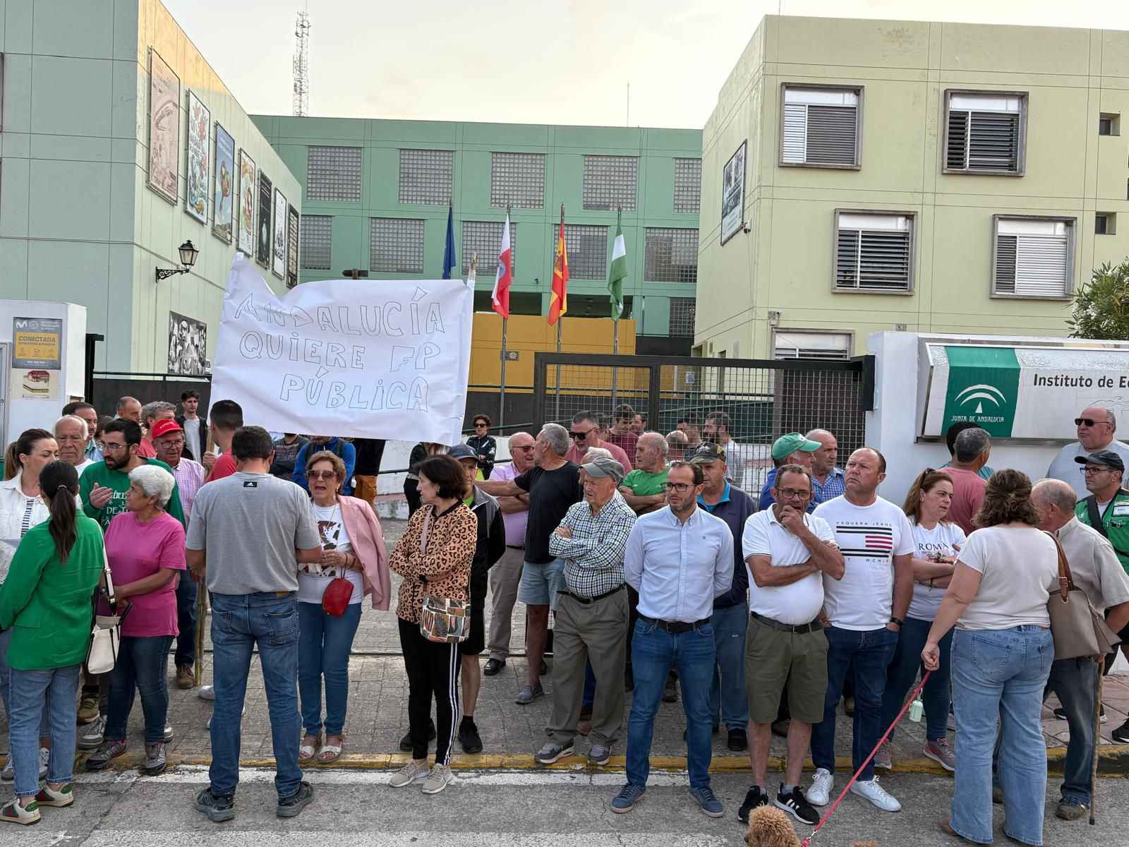 Protestas a las puertas del IEA Fuente Grande, de Alcalá del Valle.
