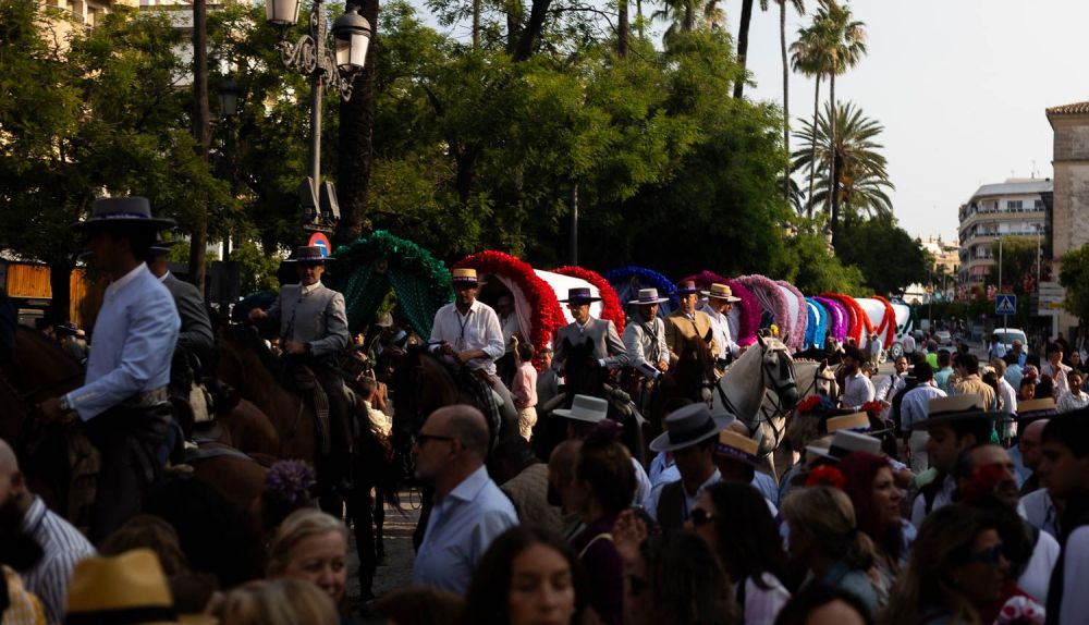 Los carros aguardando en Cristina para situarse detrás del simpecado. 