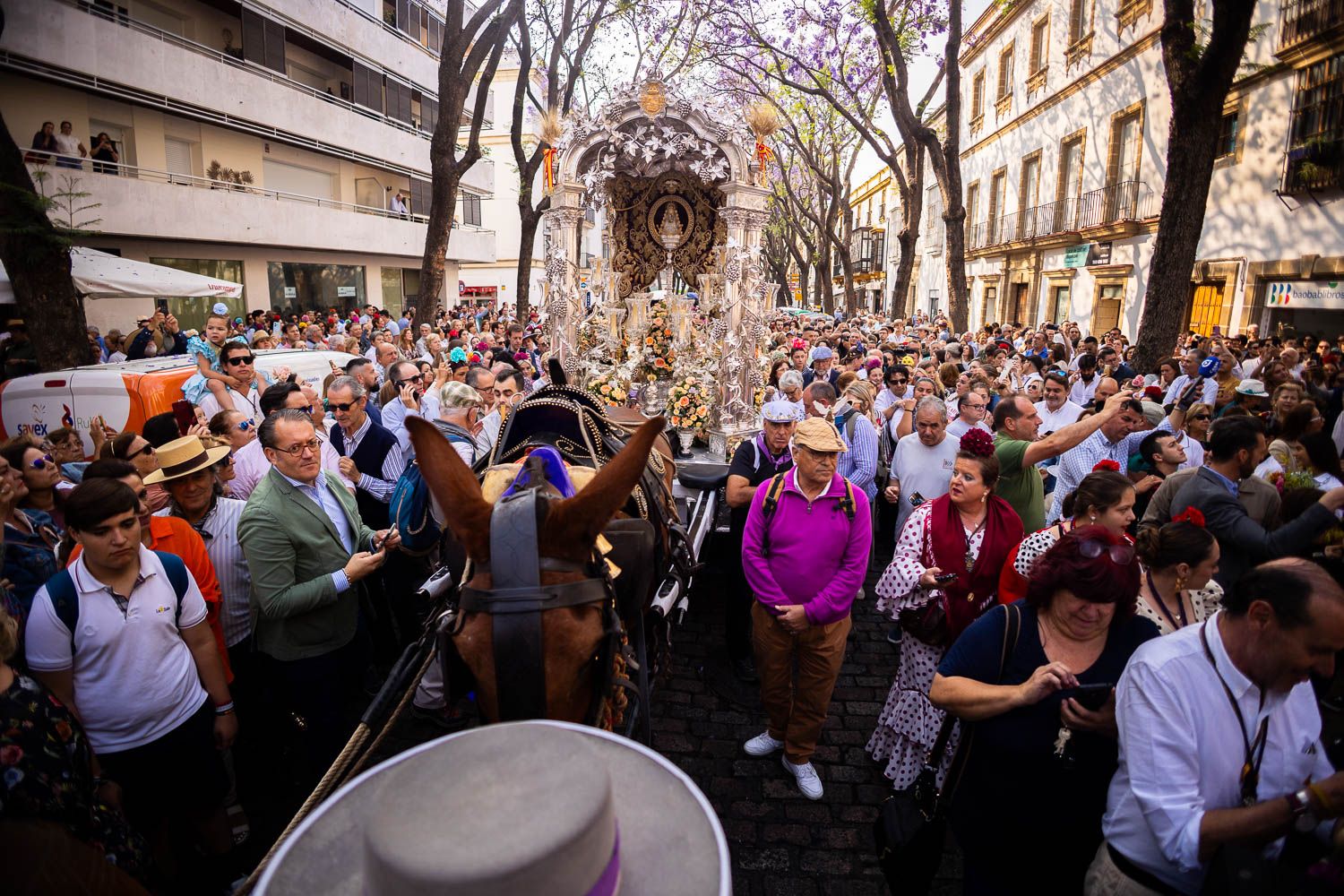 El simpecado en la calle Porvera rodeada de peregrinos y del público que se acercó a vivir la salida. El simpecado en la calle Porvera rodeada de peregrinos y del público que se acercó a vivir la salida.