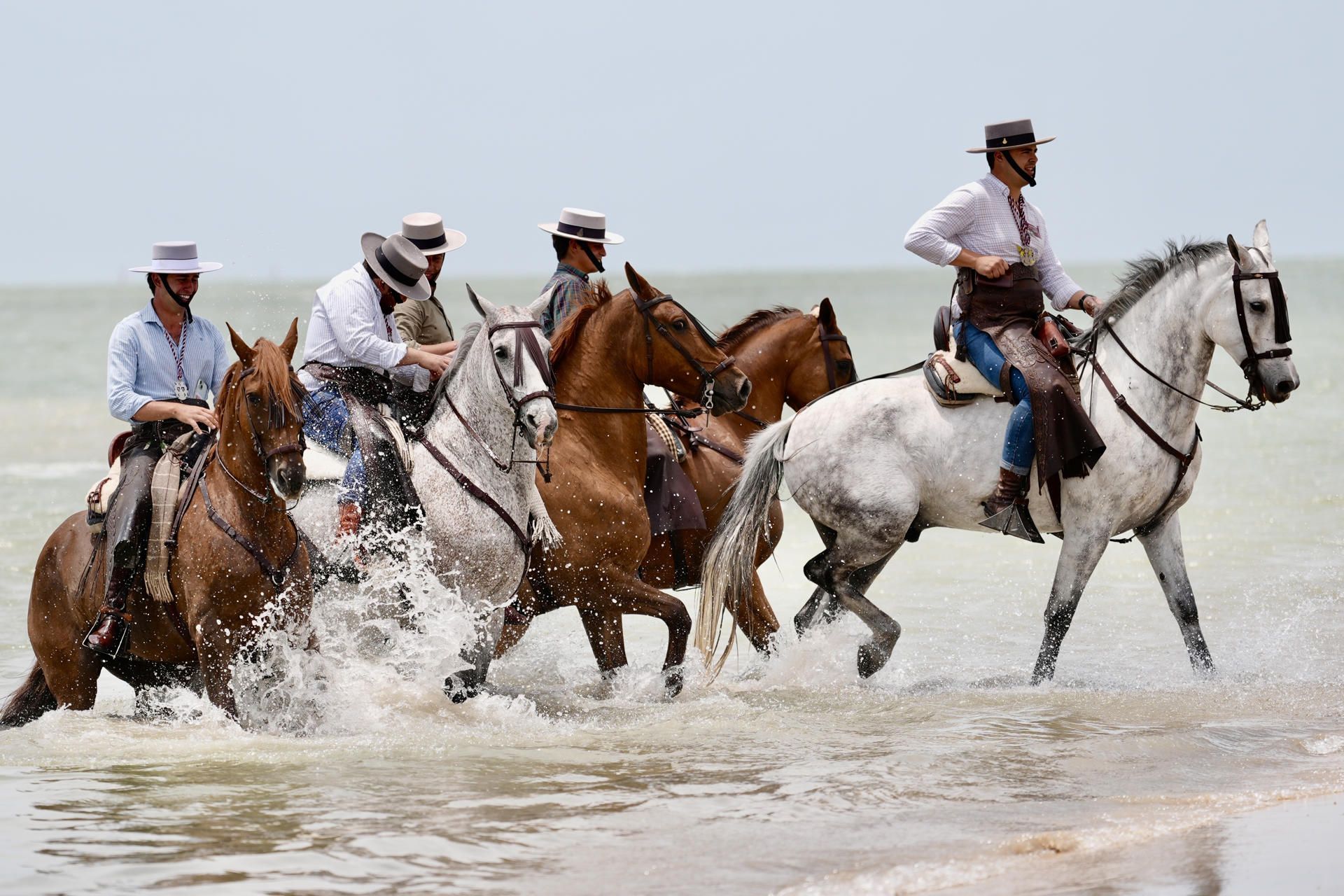 Caballistas en la orilla de la playa de Bajo de Guía en el embarque.