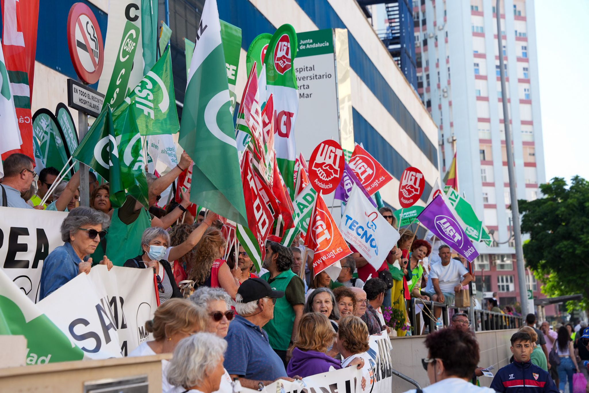 La coincidencia de cinco sindicatos llenó de asistentes la protesta ante el hostpital Puerta del Mar.