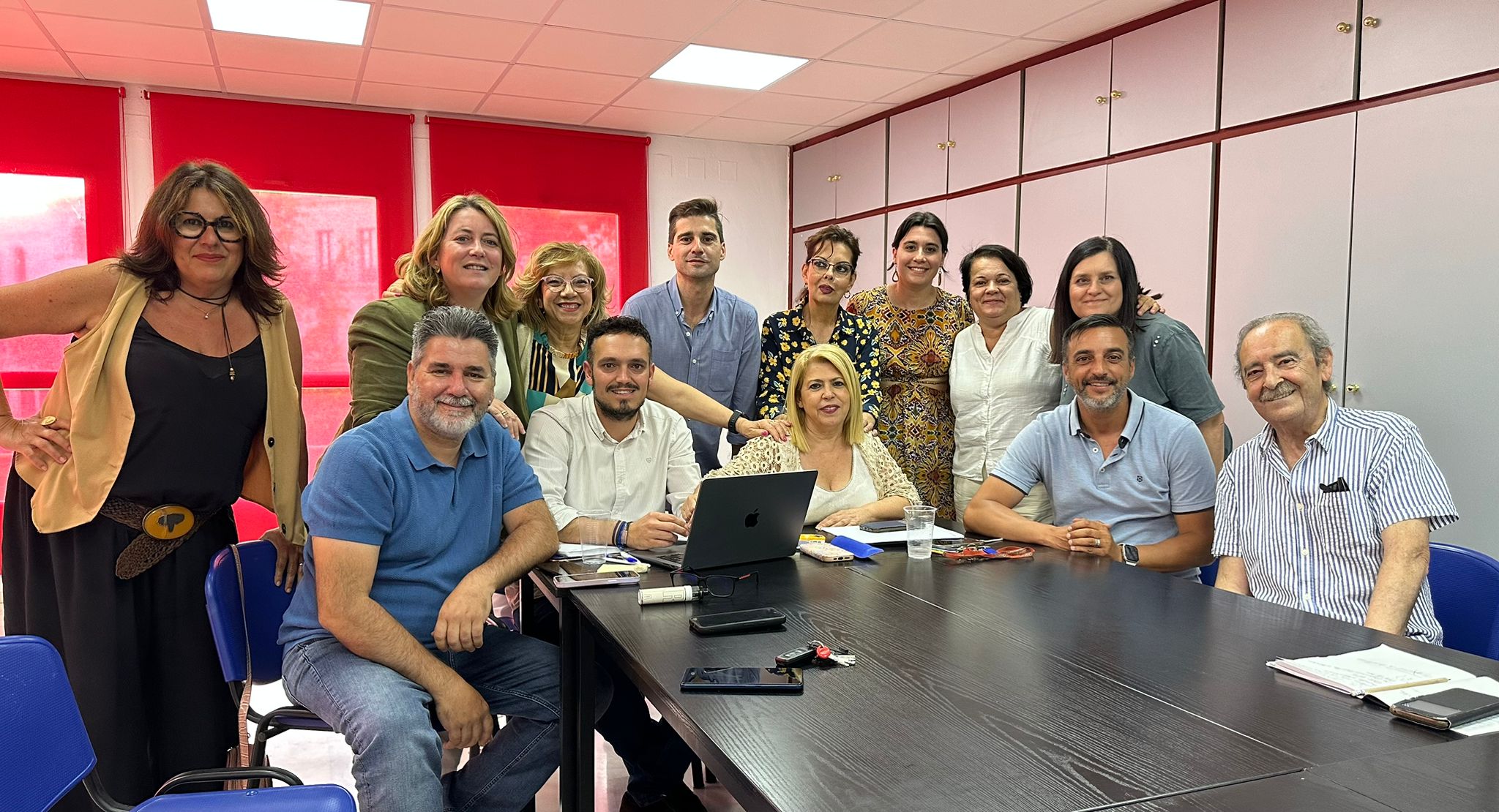 Miembros de la ejecutiva del PSOE de Jerez rodean a Mamen Sánchez.