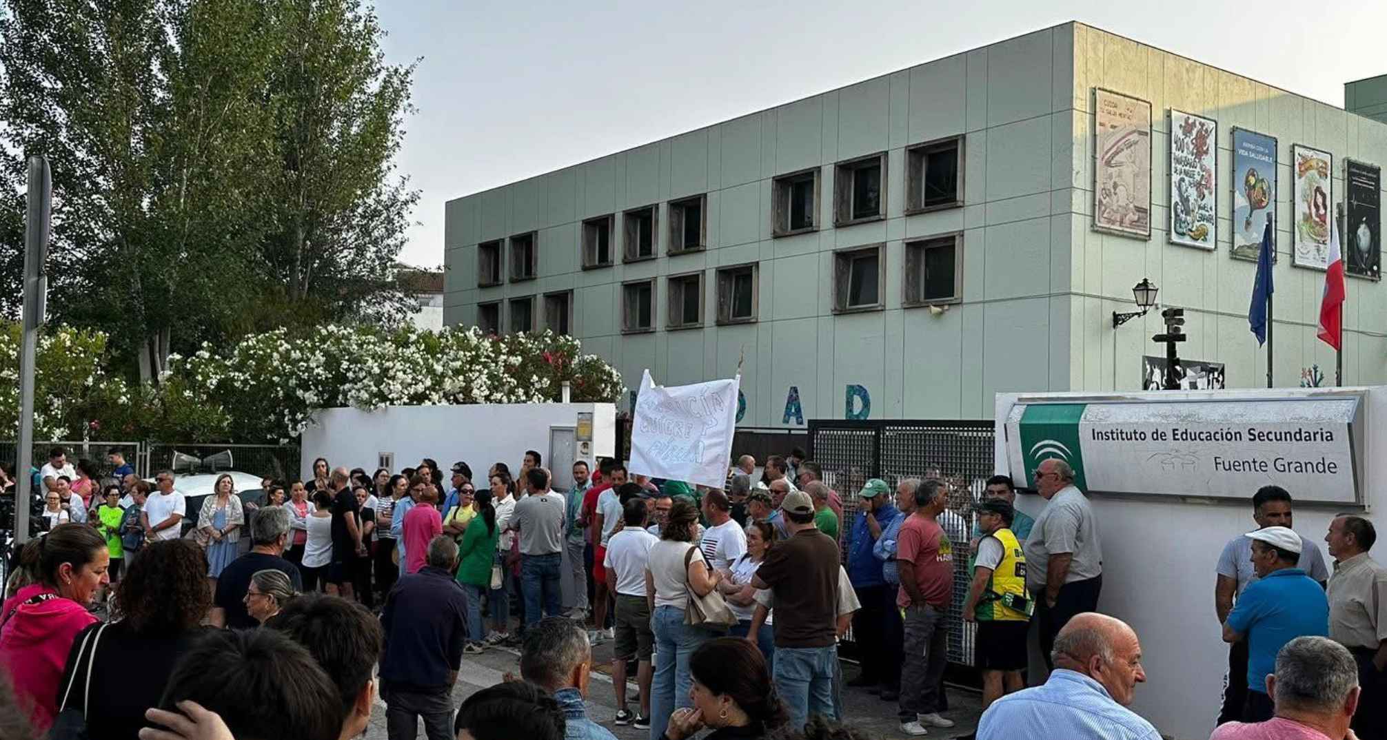 Protesta a las puertas del IES Fuente Grande de Alcalá del Valle.