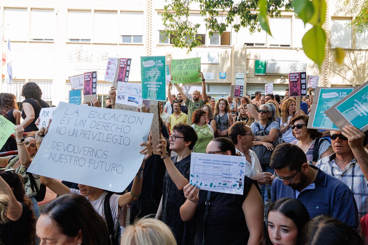 Concentración en el IES Andrés Benítez, contra el 'tijeretazo' al ciclo de FP.