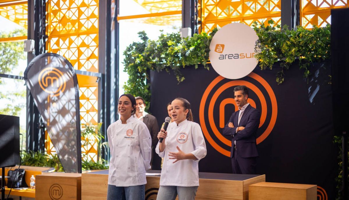 Las chefs animal al público a participar en el programa de actividades.