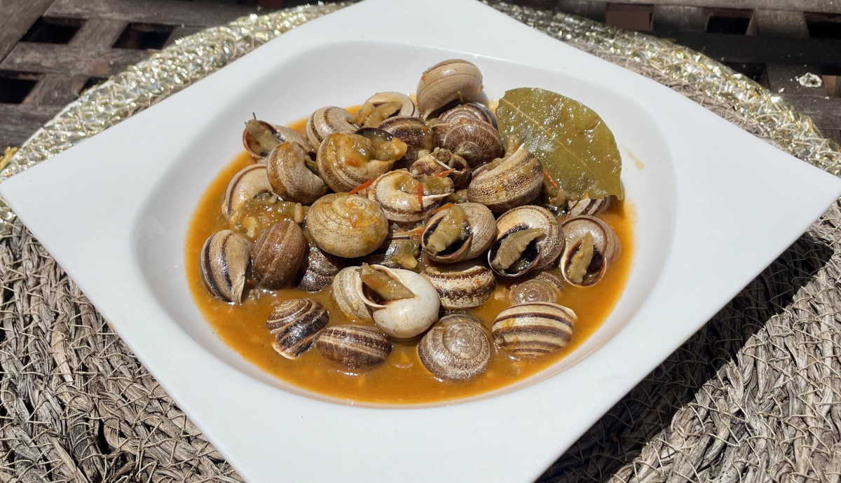 Un plato de cabrillas en salsa.