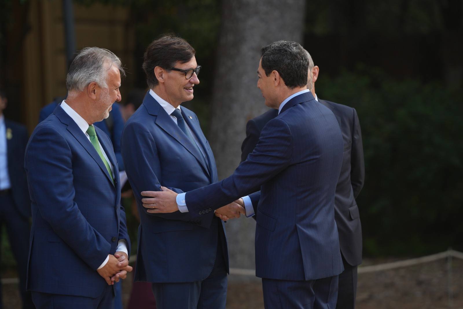 Juanma Moreno saluda al presidente catalán Salvador Illa. Juanma Moreno saluda al presidente catalán Salvador Illa.