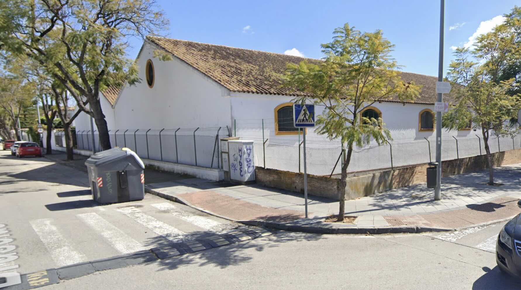 Chalés "por encima de 600.000 euros" en el suelo de una antigua bodega entre El Pelirón y Hacienda El Polo. En la imagen de Google, los cascos bodegueros de la calle Traviesas.