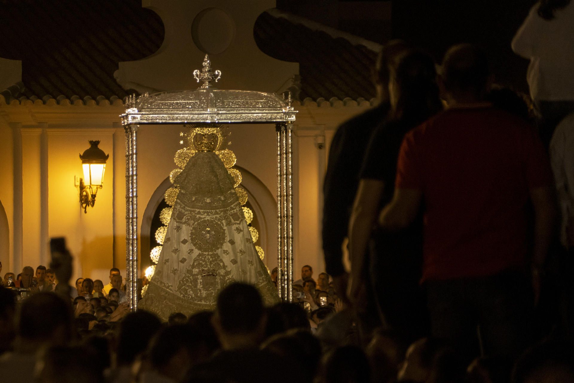 La Virgen del Rocío durante la madrugada.
