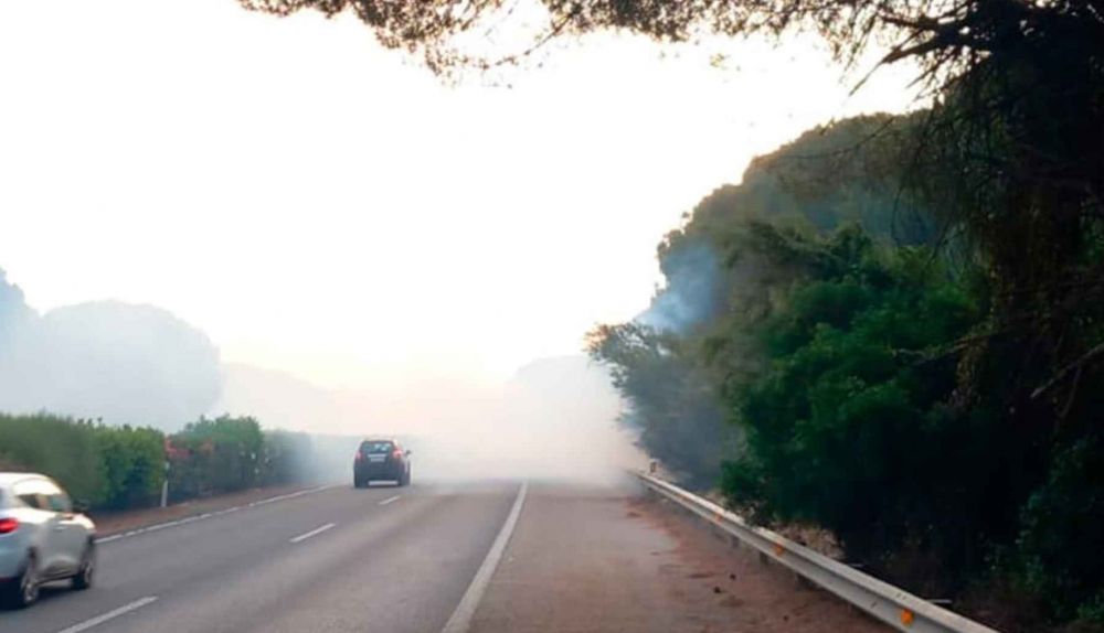 Una gran humareda se ha extendido por la AP 4, donde se ha cortado un carril por el incendio.
