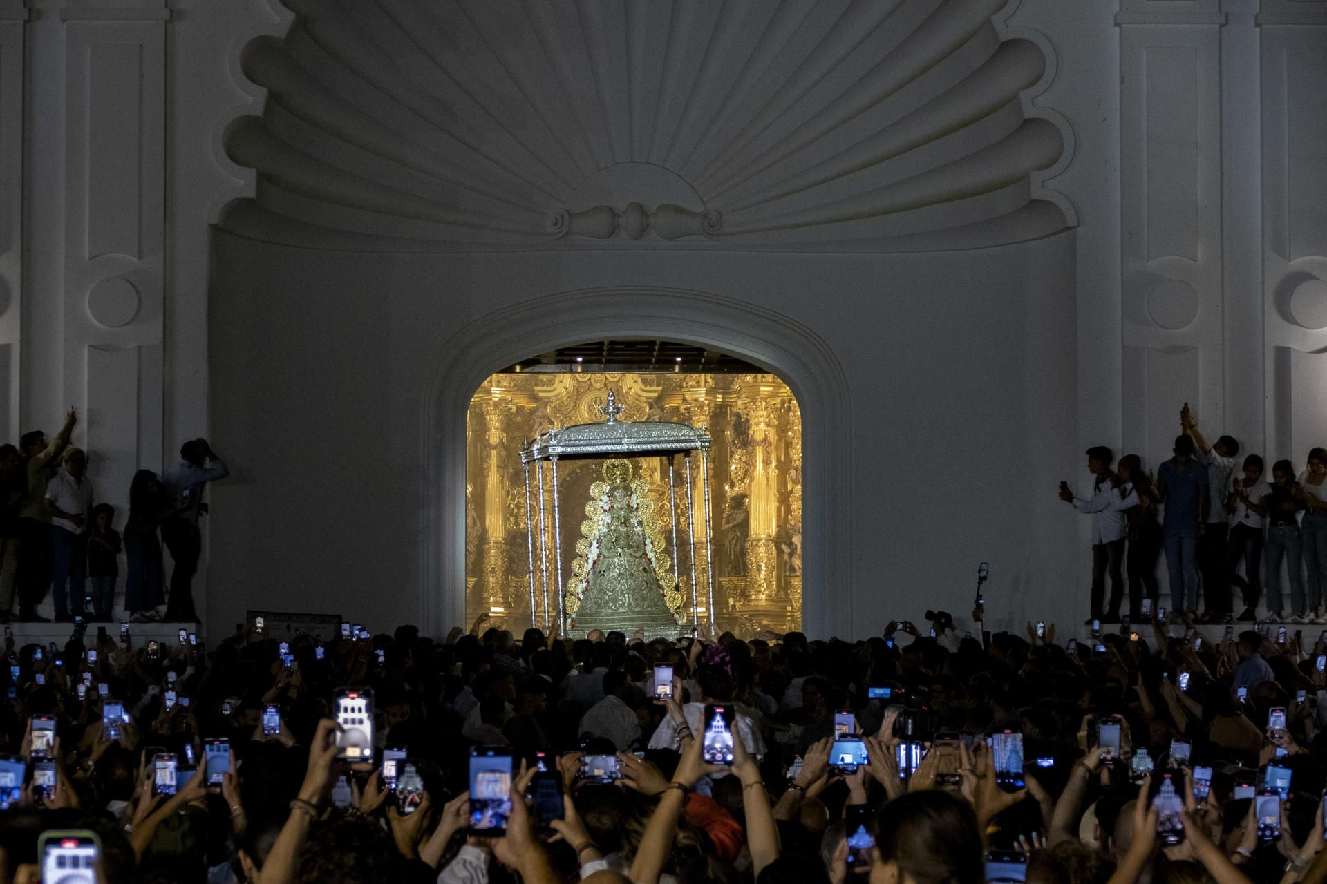 La Virgen del Rocío en la salida de la procesión. La Virgen del Rocío en la salida de la procesión.