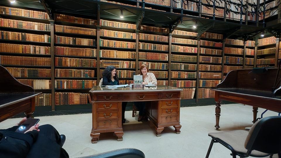 Margarita Lozano en una conferencia en la Biblioteca Municipal de Jerez.