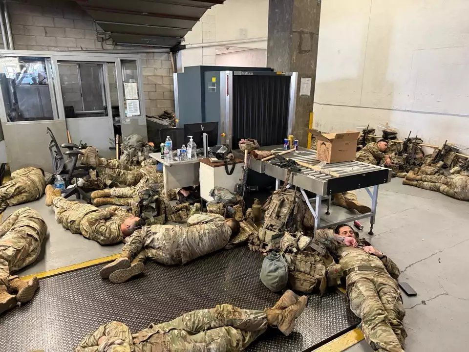 Militares de la Guardia Nacional desplegados por Trump en Los Ángeles, duermen en el suelo, en una imagen viralizada en las redes sociales.