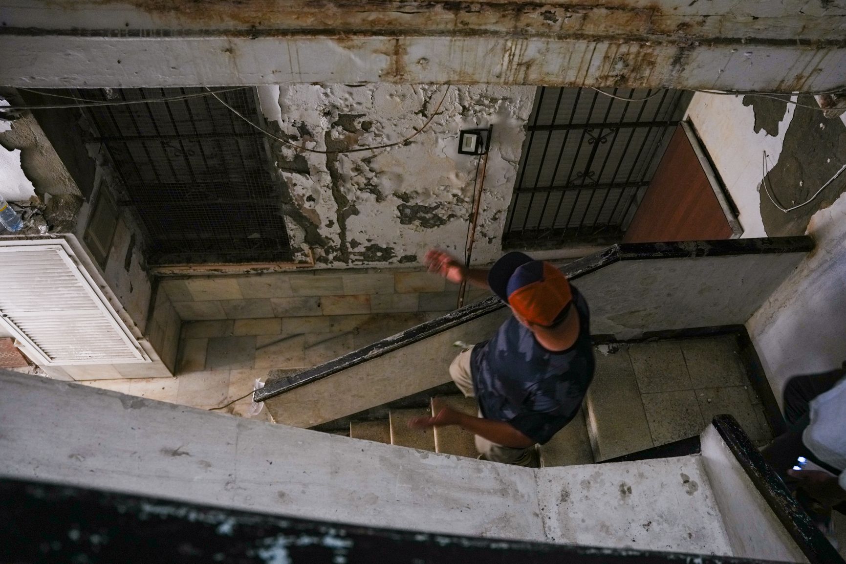 El portavoz de los vecinos, en la escalera ante uno de los pisos sellados.