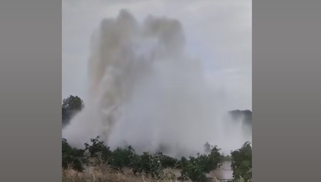 Rotura y fuga de agua a gran presión, el pasado martes, en la carretera de Carmona en dirección a Tocina, cerca de la vía del tren.