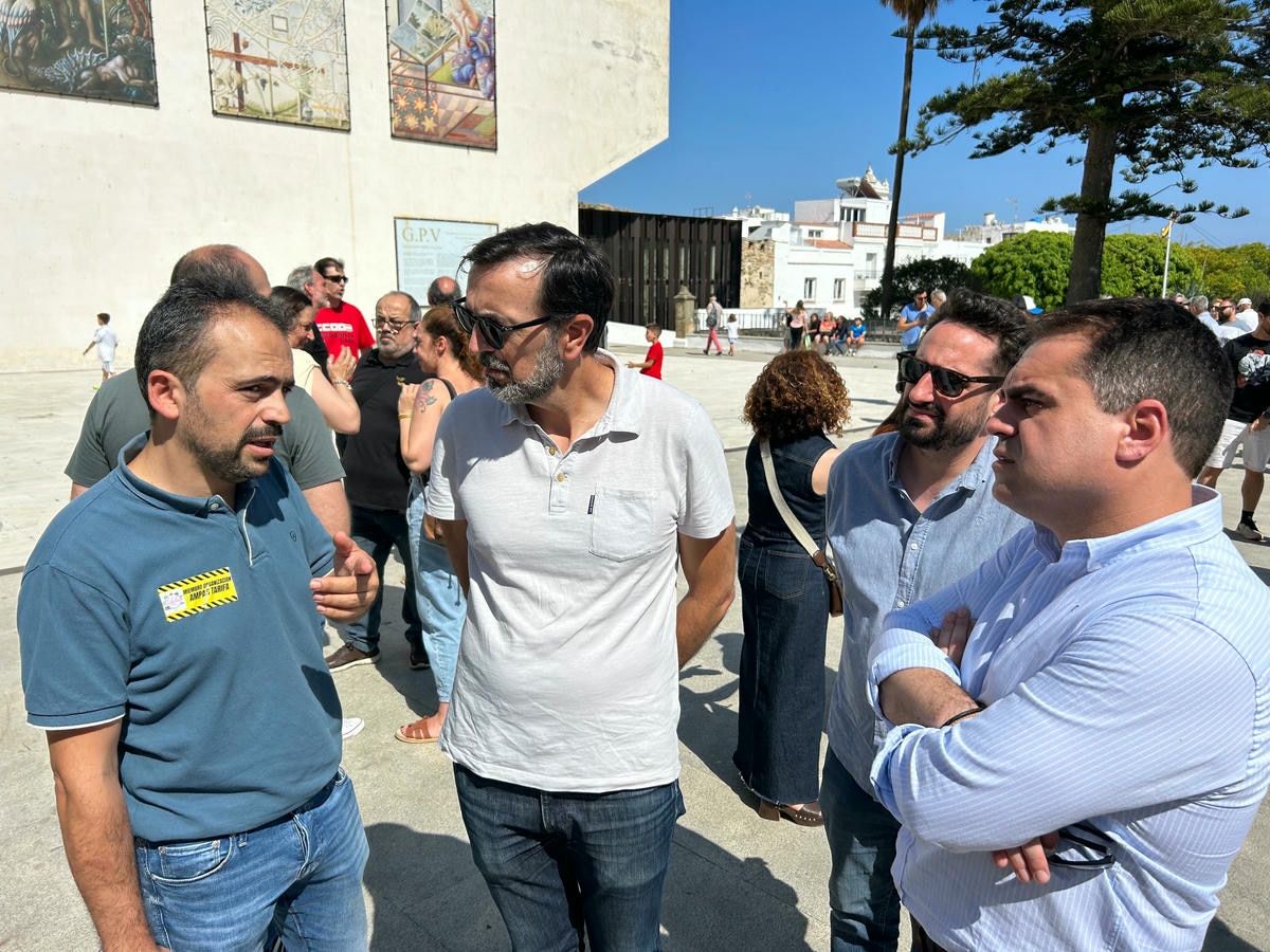 El PSOE se une a las AMPAS de Tarifa en la concentración para reclamar un Equipo de Orientación Educativa.