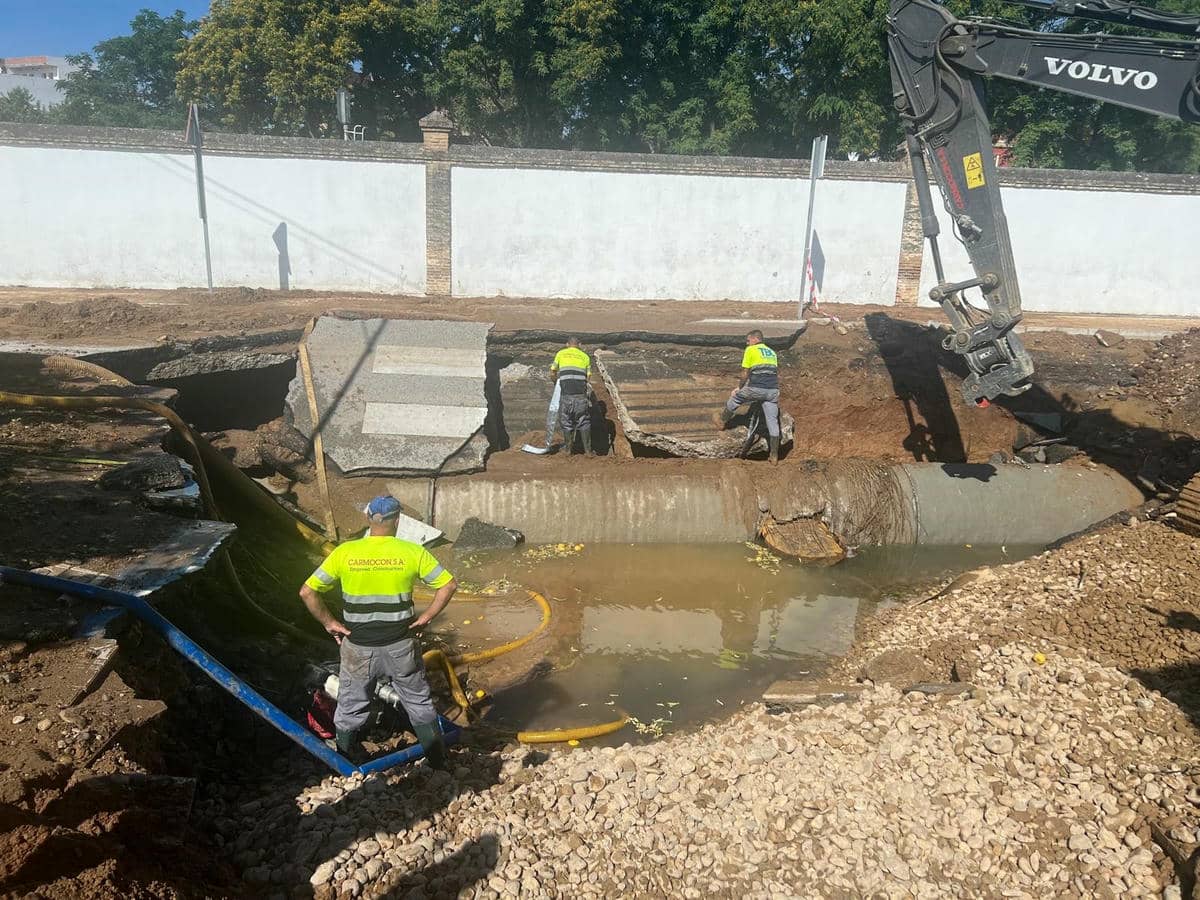El corte que se produjo en Tocina por el reventón de la tubería de Aguas del Huesna.