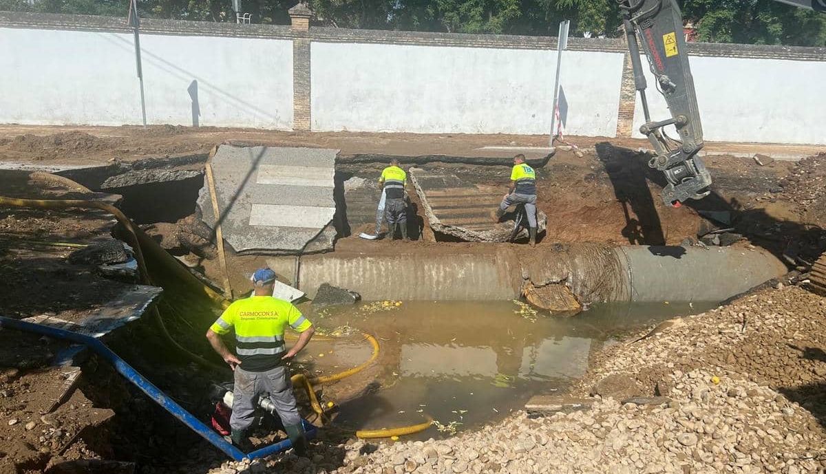 Las reparaciones en Tocina de la tubería que ha provocado el corte total de agua.