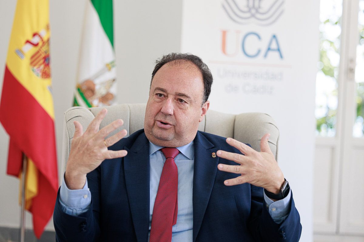 Casimiro Mantell, rector de la Universidad de Cádiz, en una entrevista con lavozdelsur.es este pasado viernes.