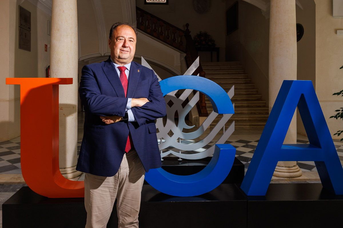Casimiro Mantell, rector de la UCA, posa tras la entrevista con lavozdelsur.es, el pasado viernes en el Rectorado.