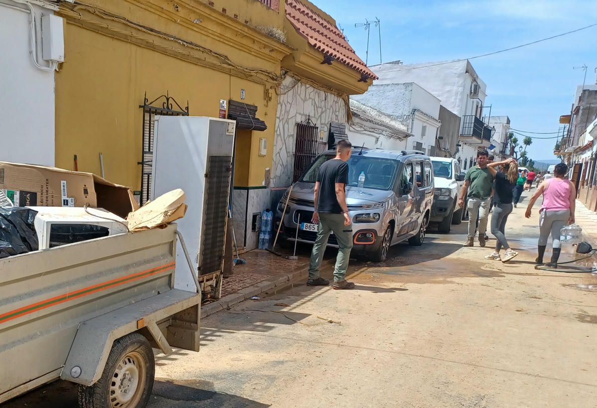 Los vecinos en Tocina, tras la fuerte inundación de sus viviendas.