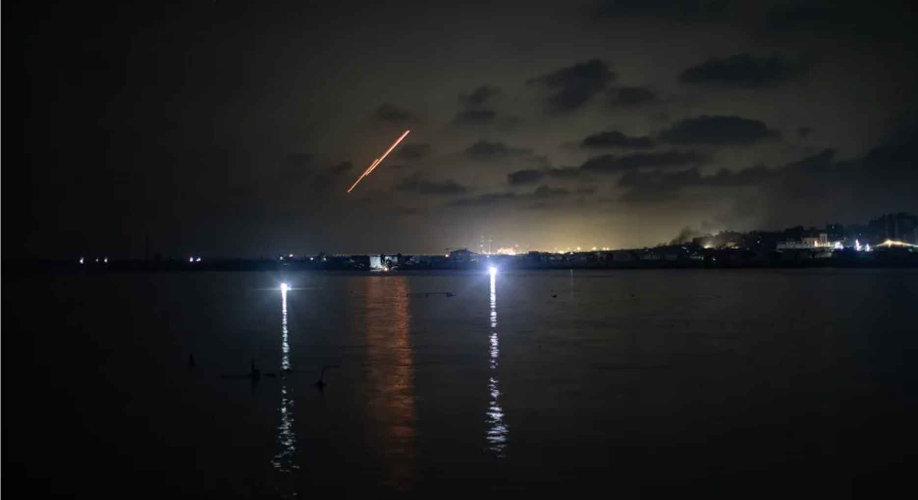 Misiles iraníes atraviesan la Franja de Gaza con destino Israel.   EFE