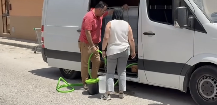 Vecinos de El Cuervo se surten de agua gracias a los dispositivos facilitados a la población. Vecinos de El Cuervo se surten de agua gracias a los dispositivos facilitados a la población.