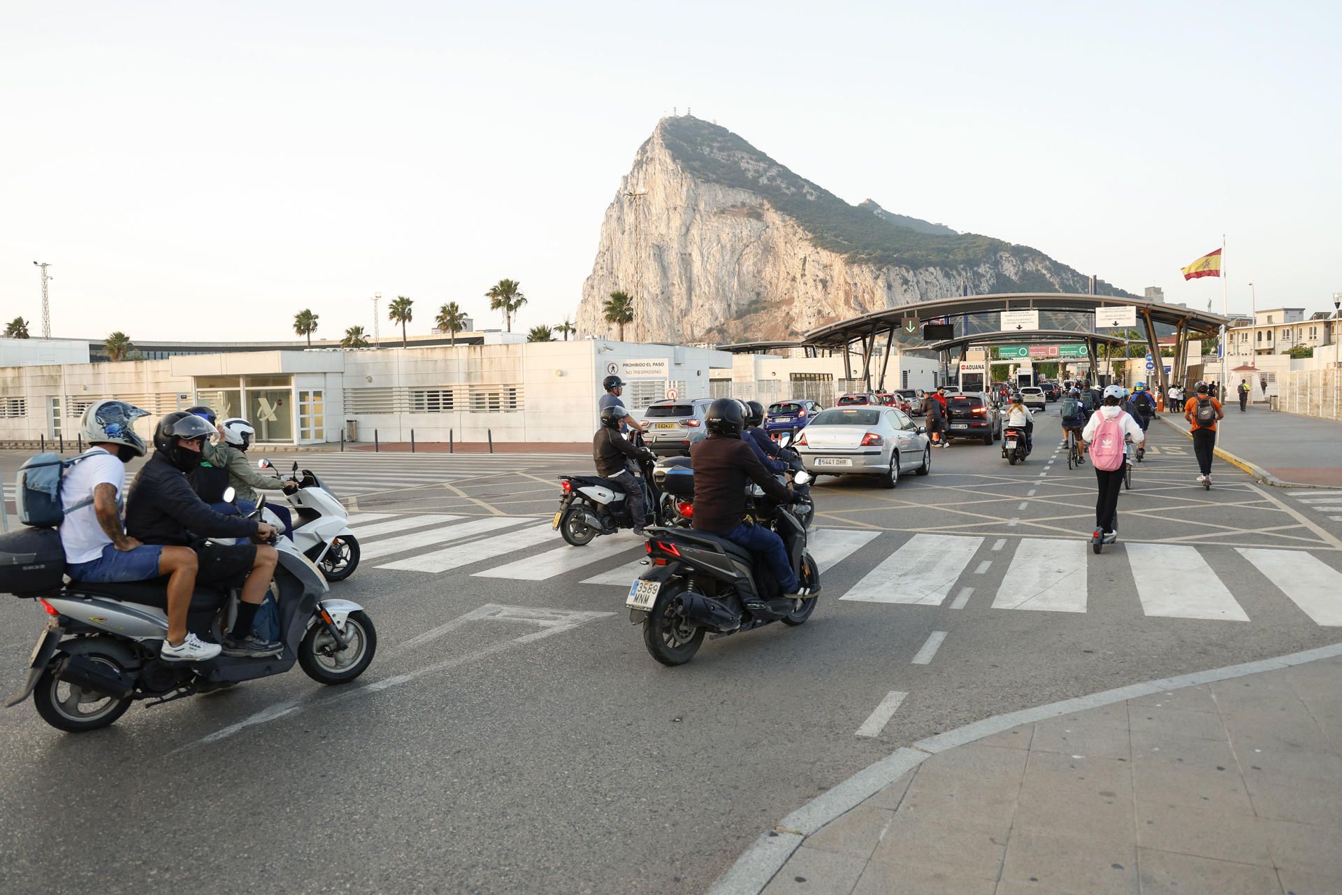 Ciudadanos entrando a Gibraltar por la Verja, que desaparecerá.