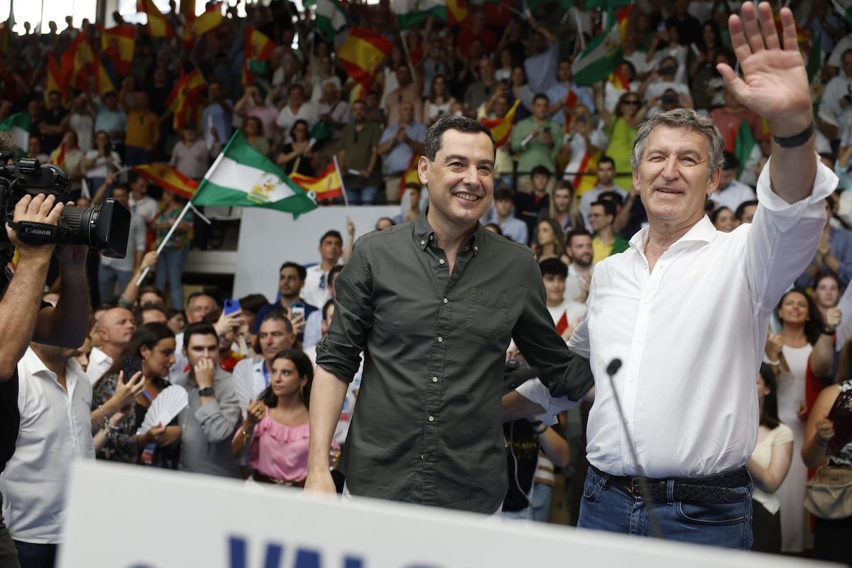 Juanma Moreno, líder del PP andaluz y presidente de la Junta, con Alberto Núñez Feijóo, líder del PP, en Málaga.