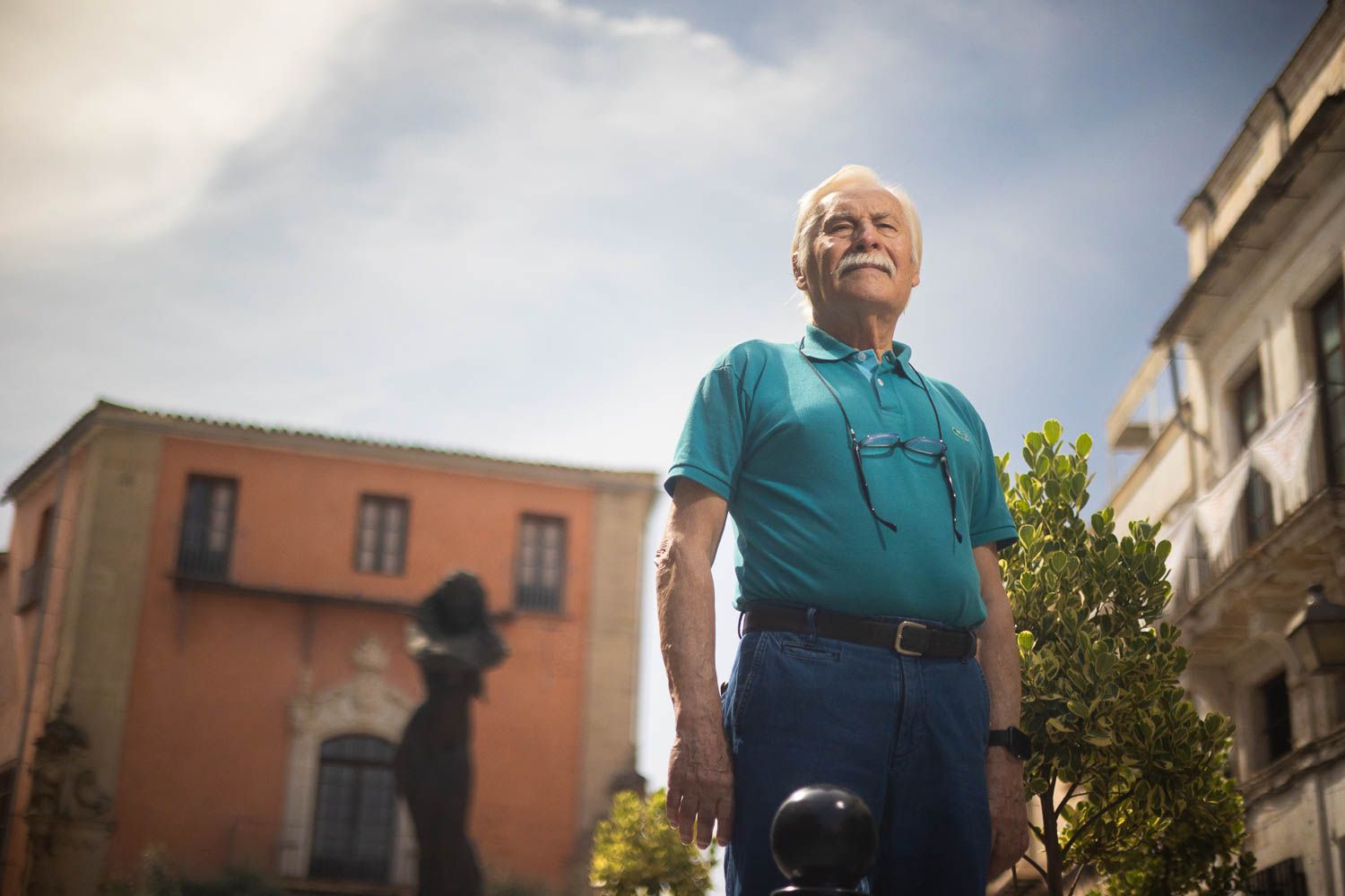 Rafael en la Cruz Vieja y ante el monumento a Lola Flores.