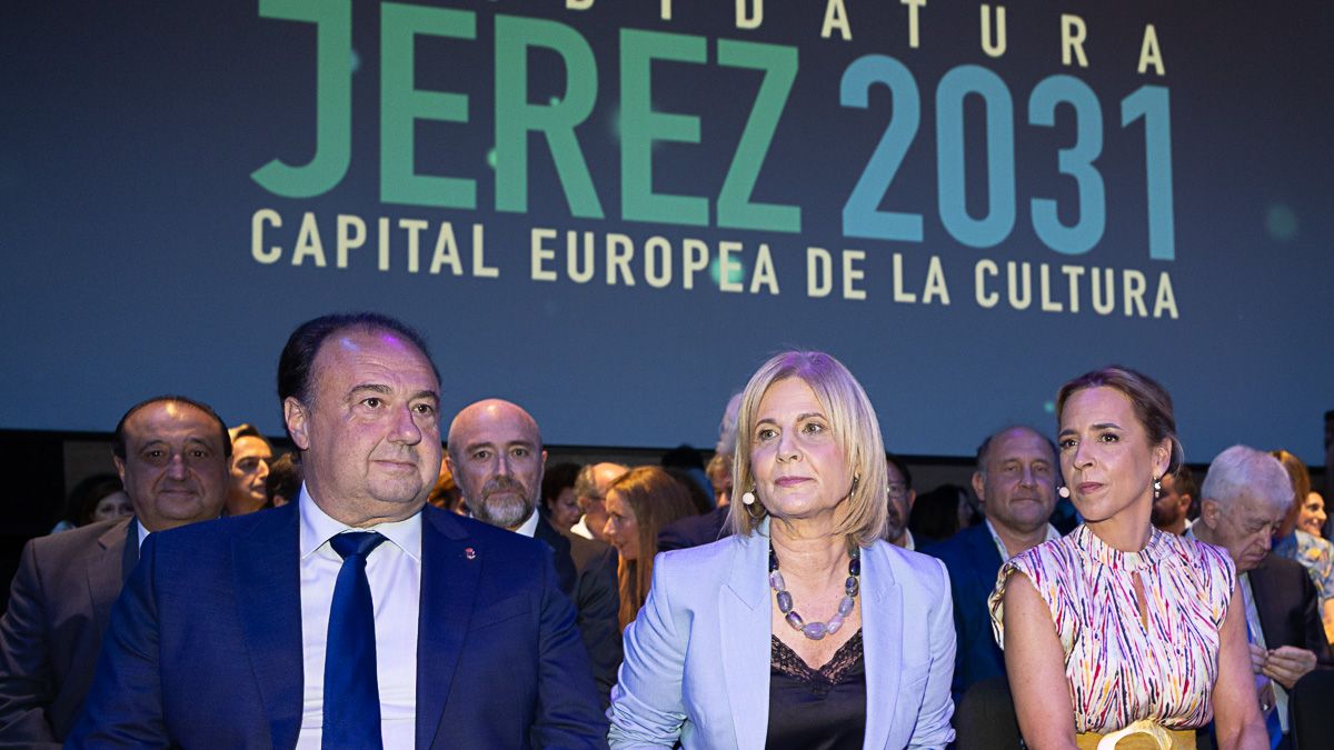 En primer termino, Casimiro Mantell, María José García-Pelayo y Almudena Martínez, presidenta de la Diputación de Cádiz, en el acto de presentación de Jerez 2031, en julio del pasado año.