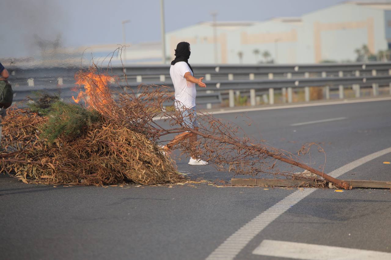 Barricadas en la entrada a Cádiz por la huelga del metal.
