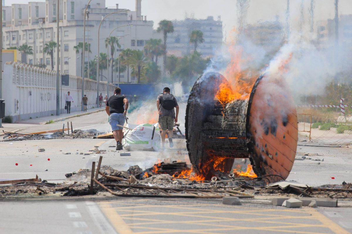 Una de las barricadas en Cádiz, que ha quedado colapsado por las protestas del metal.