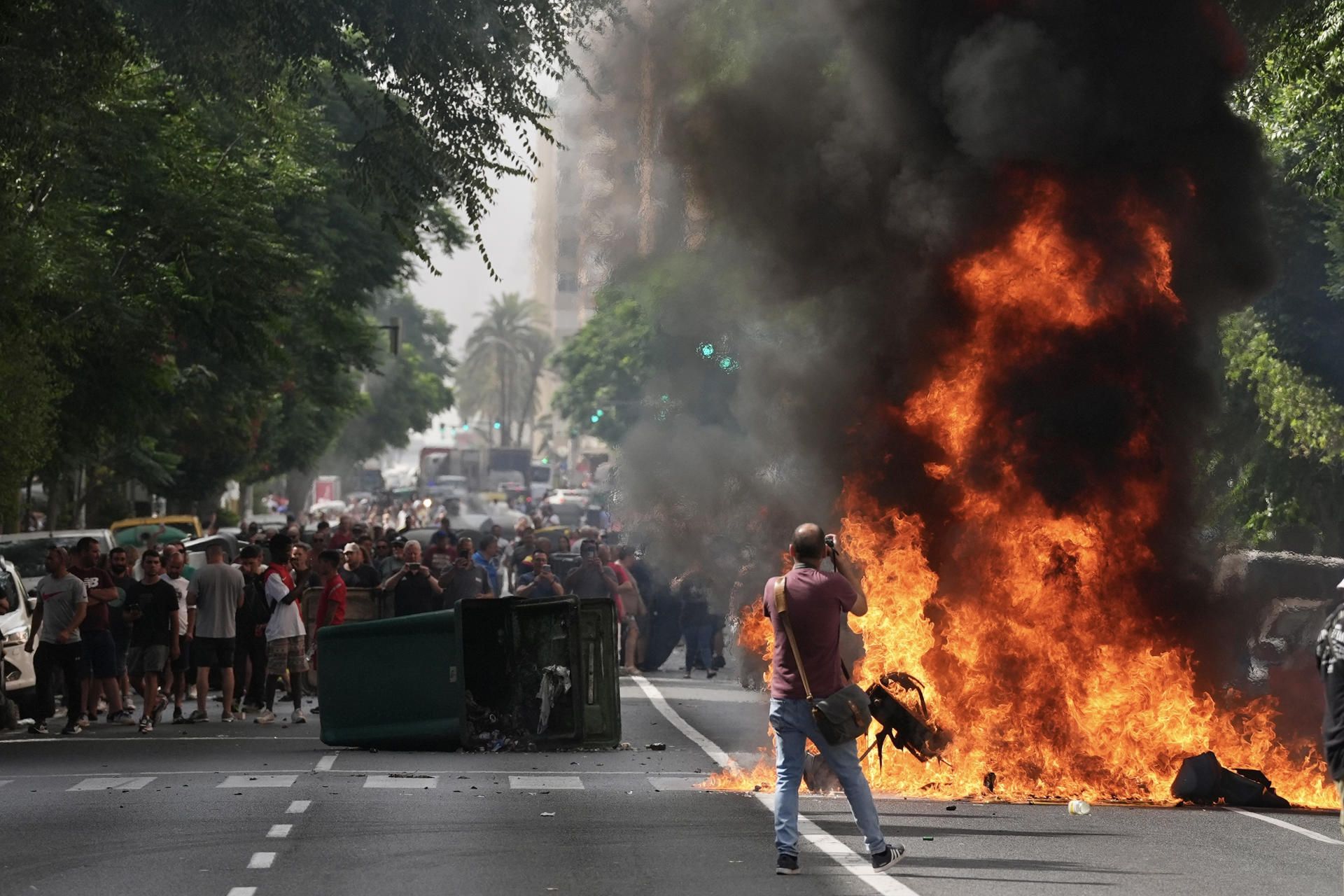 Disturbios en la avenida central de Cádiz durante la primera jornada de huelga del metal, este 18 de junio.