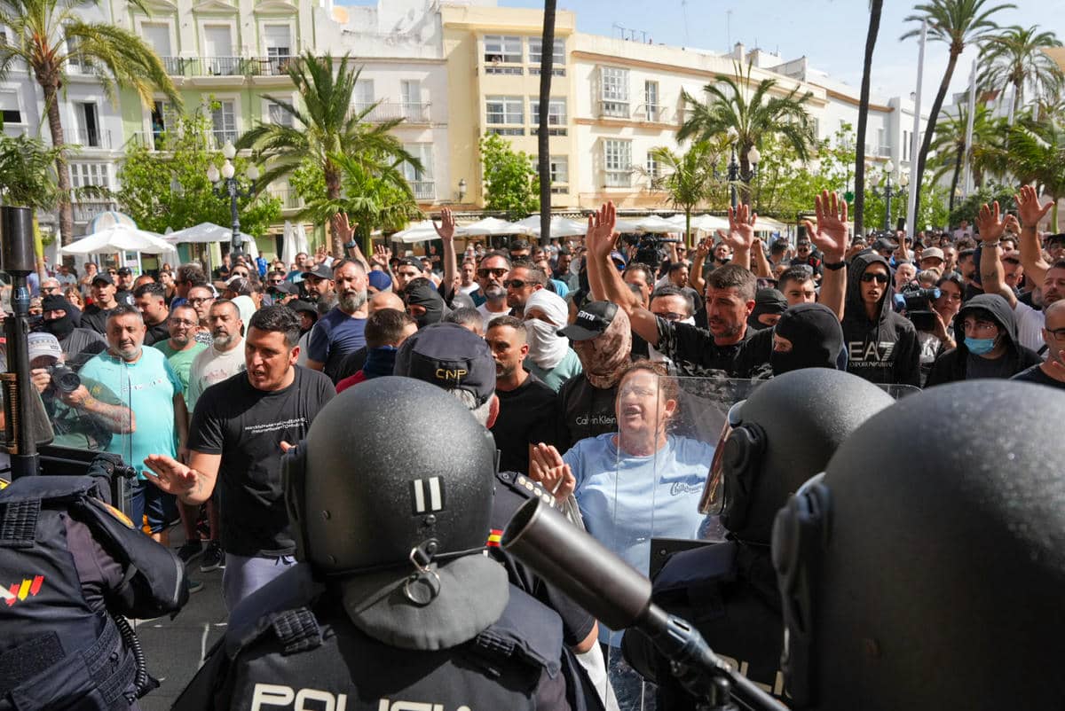 Protesta de trabajadores del sector del metal ante el Ayuntamiento de Cádiz.