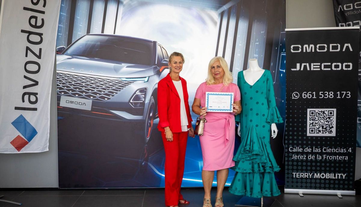 María Luisa Fernández ganadora del traje de flamenca con un diseño exclusivo de Micaela Villa junto a Isabel Mora, responsable de comunicación y relaciones institucionales del El Corte Inglés