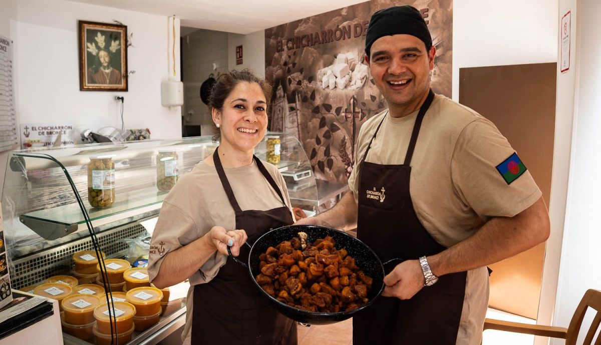 En los fogones de El Chicharrón de Bronce del barrio de Santiago de Jerez.