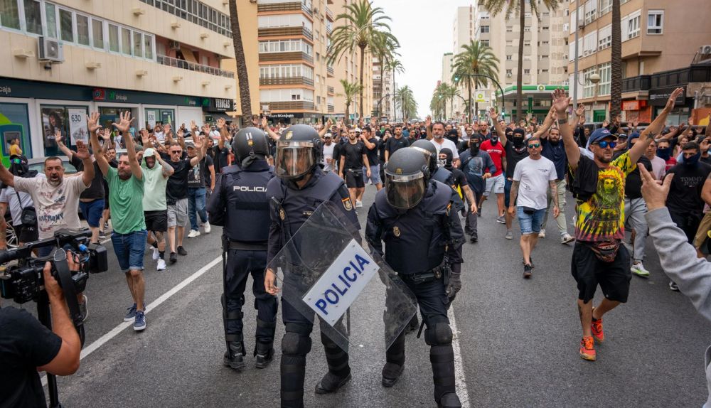 Momentos de tensión entre la Policía y los manifestantes en la avenida principal de Cádiz durante la protesta del sector del metal