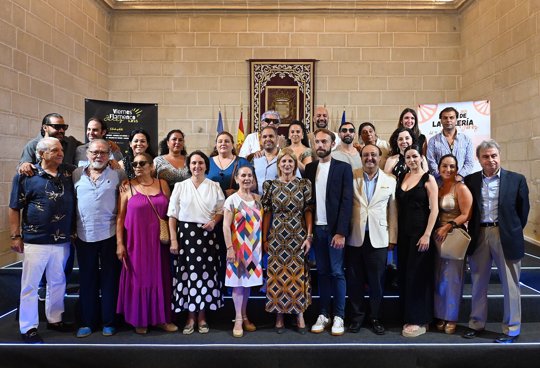 Fotos de familia, tras la presentación de la 58 Fiesta de la Buleria de Jerez y los Viernes Flamencos en los Claustros de Santo Domingo.